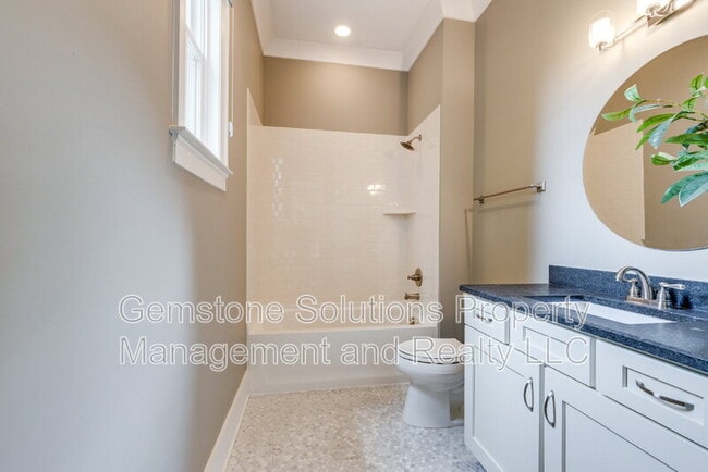 Building Photo - 1806 Burland Cres