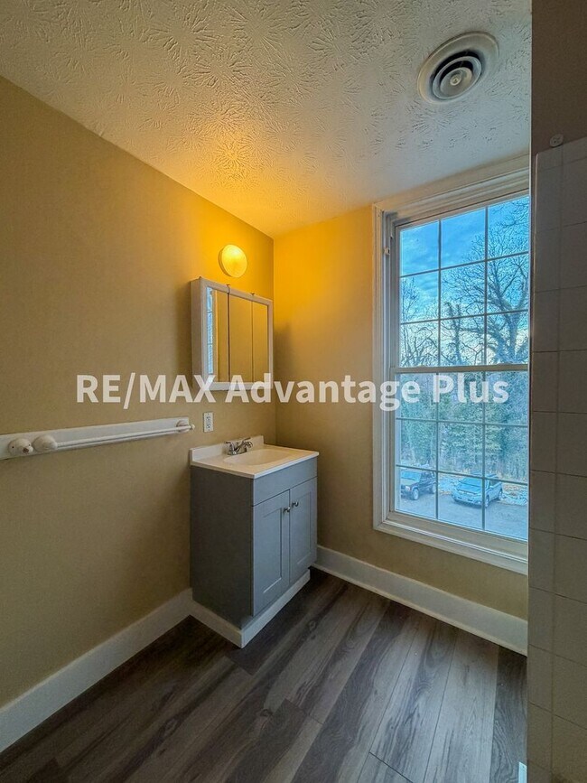 Building Photo - 400 S Main St