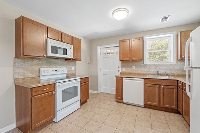 Building Photo - 2 Bedroom 2 Bath Brick Home Nestled In Gre...