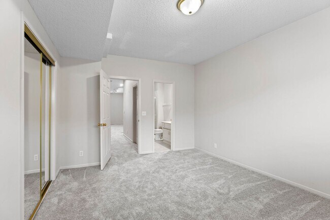 Building Photo - Four Bedroom Home Available in Overland Park