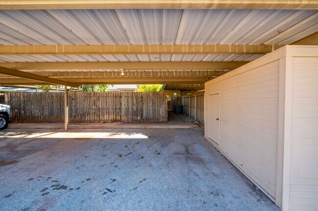 Building Photo - Fully Remodeled Townhome with Loft and Prime Location!