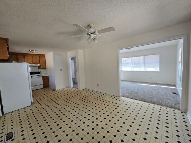 Building Photo - 1929 Crestview Dr