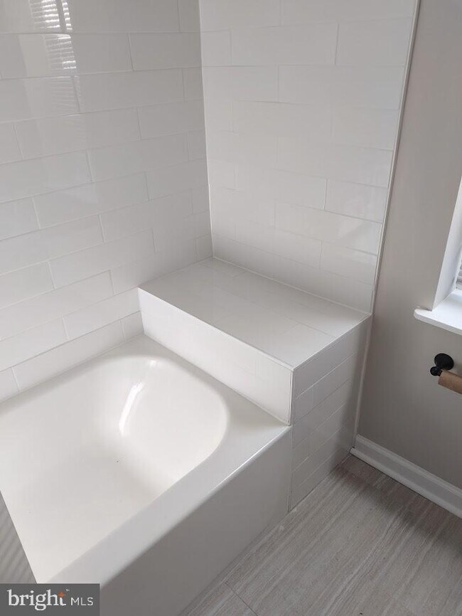 Building Photo - 1812 N Croskey St