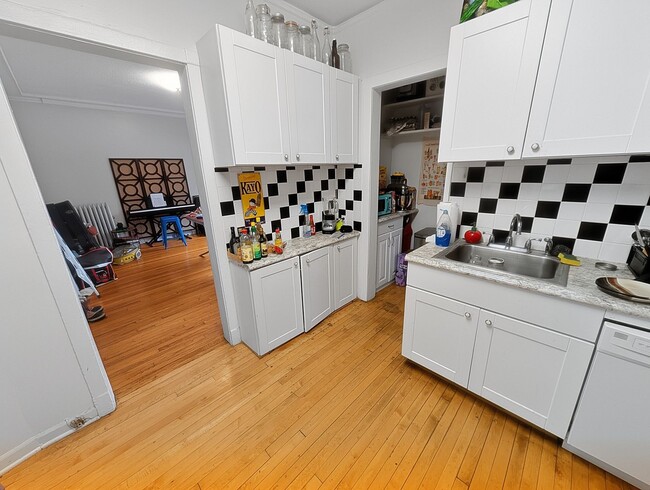 Building Photo - Large 3-bed/1-bath Apartment in the Heart of Rogers Park!