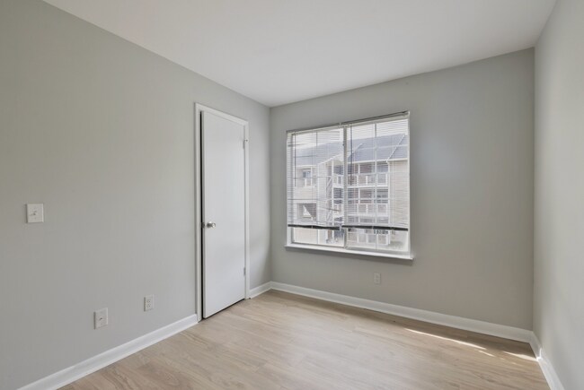 Building Photo - 524 University Place