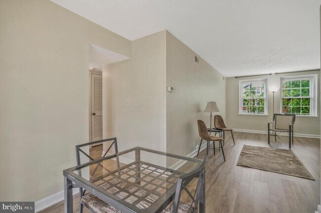 Building Photo - 2961 S Columbus St