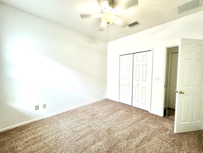 Building Photo - North Hampton! Amenities Galore! 4 Bed, 3 Bath!