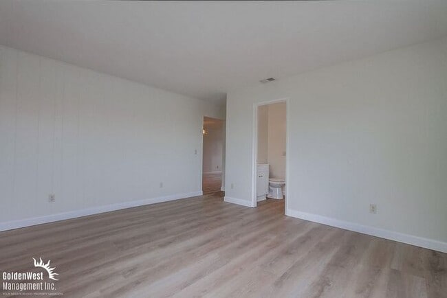 Building Photo - Remodeled Single Story 3Bdm 2Ba in Lovely ...