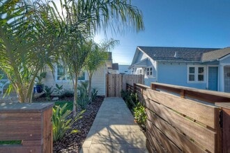 Building Photo - 409 N Ditmar St