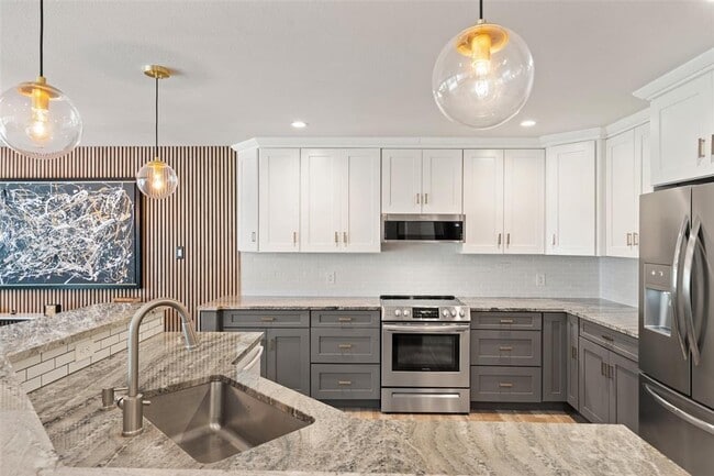 Building Photo - 113 Comet