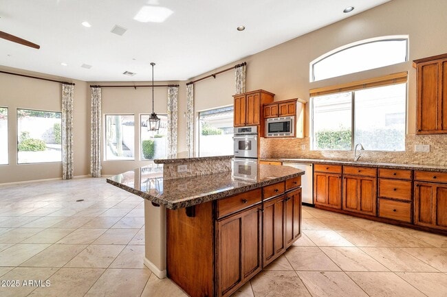 Building Photo - 7694 E Manana Dr