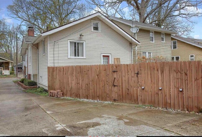 Building Photo - 736 Gardenia Ave