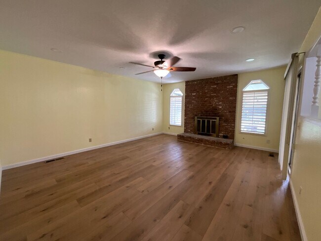 Building Photo - Beautiful Home in Established Fresno Neigh...