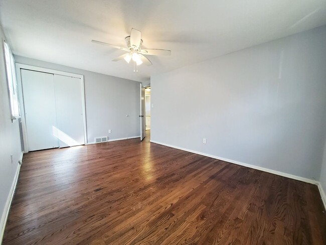 Building Photo - 3 Bed - 1.5 Bath Split-Level for Rent in I...