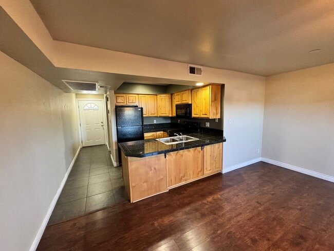 Building Photo - Luxorious Single Story 1 bedroom Condo Near NAU