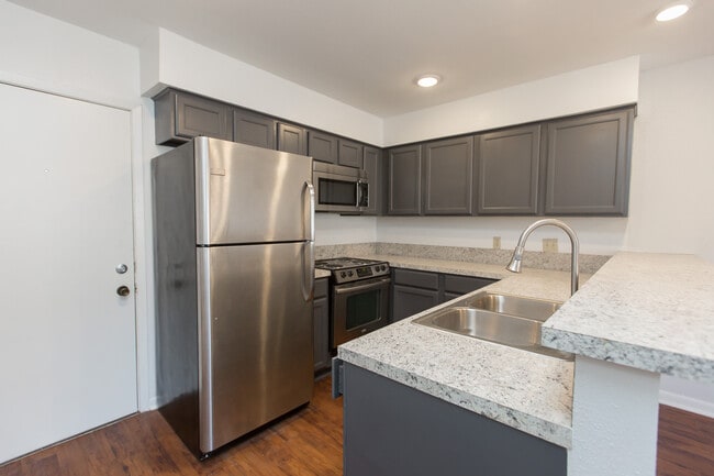 Building Photo - 2112 E Airline Rd