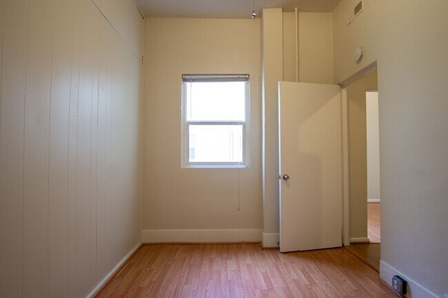 Building Photo - Kenton Neighborhood 1-Bedroom Ready Mid-No...