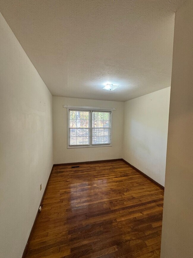 Building Photo - 580 Jones Rd