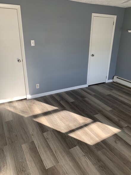 bedroom - 72 N Broadway