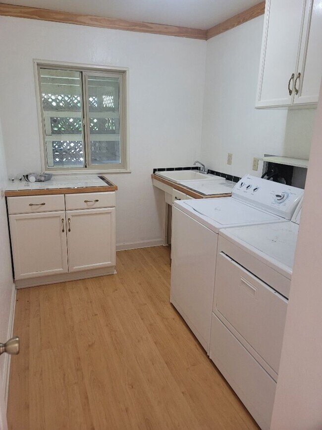 Building Photo - Kent 4 bedroom plus Den and 3 bathrooms & ...