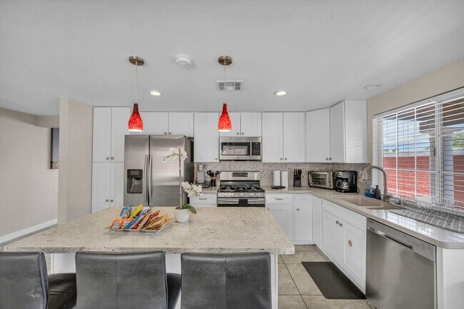 Primary Photo - 3 Bed FULLY FURNISHED Pool Home