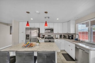 Building Photo - 3 Bed FULLY FURNISHED Pool Home