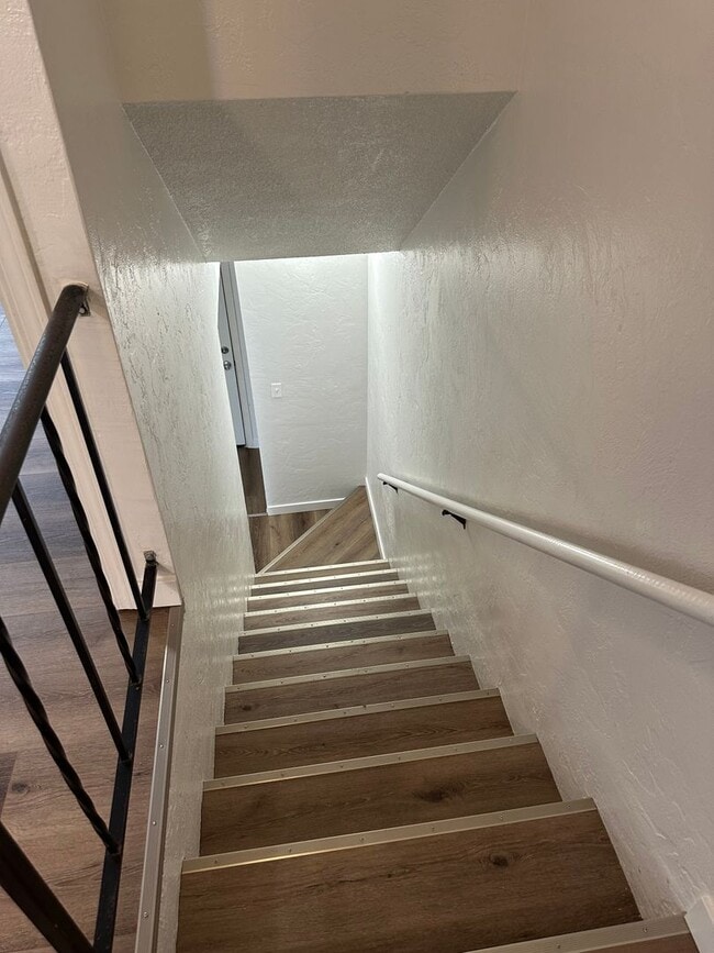 Building Photo - Updated 2 bedroom, 1 bath with garage!