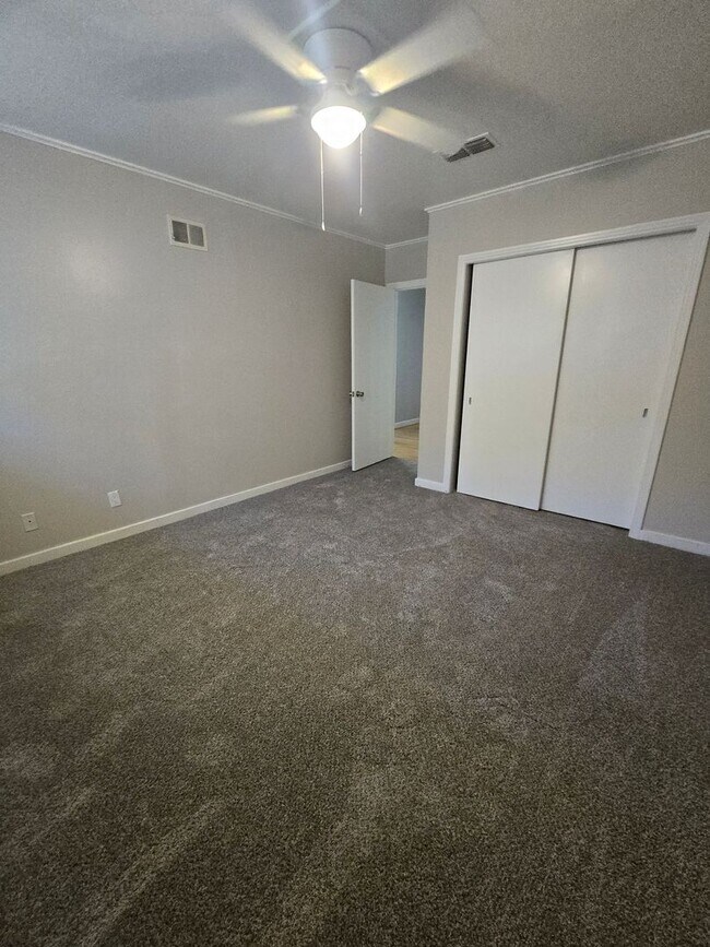 Building Photo - 3 bedroom 2 bathroom