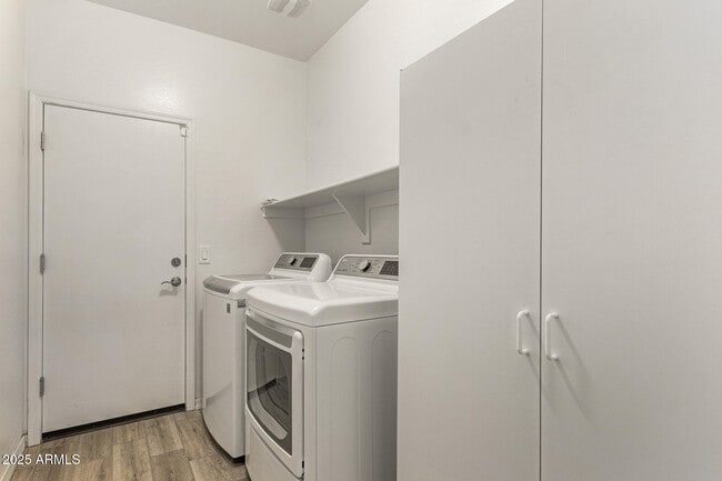 Building Photo - 743 E Constance Wy