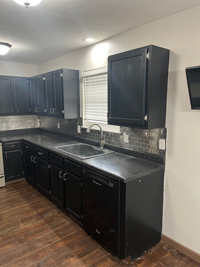 Building Photo - Adorable 3 Bedroom, 2 Bath Home!