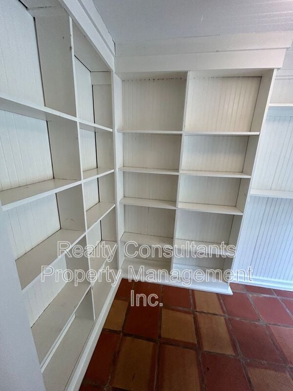 Building Photo - 2461 Lyndhurst Ave