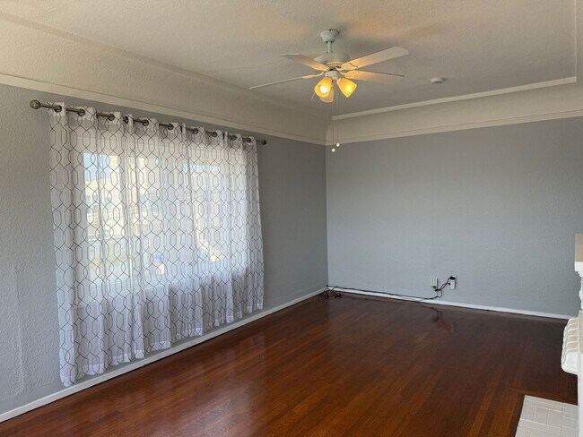 Building Photo - Beautiful 2 bedroom 1 bathroom upstairs ap...