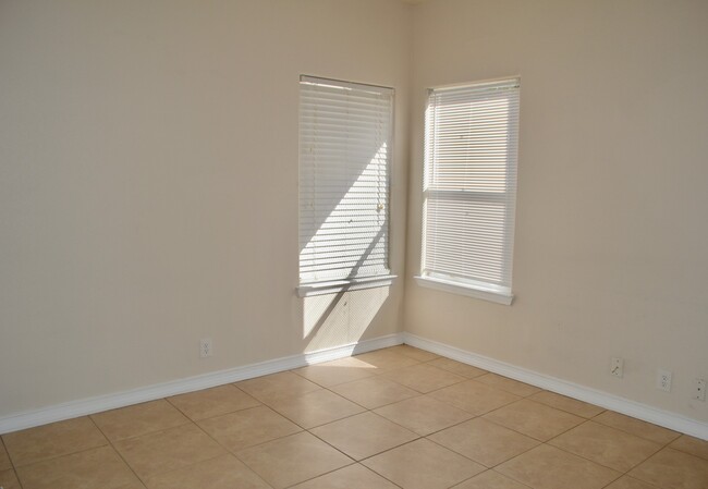 Building Photo - Rare custom stucc home 3 bed 2 bath