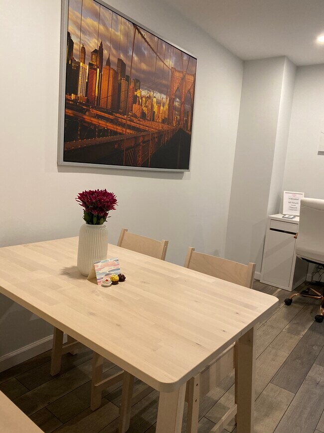 Building Photo - 152 W 9th St