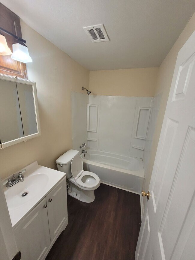 Building Photo - 4 bedroom 1.5 bathroom