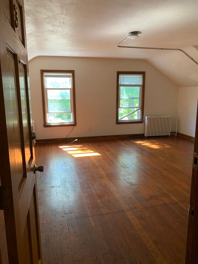 Building Photo - 402 7th Ave S