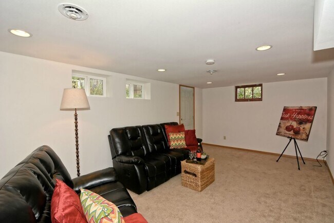 Building Photo - 2BR/1.75BA Wedgwood Home with Bonus Room and Large Backyard