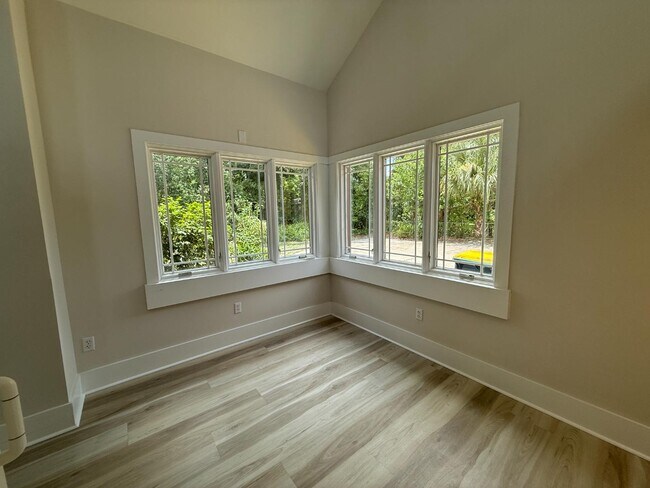 Building Photo - 5432 Grove Ave