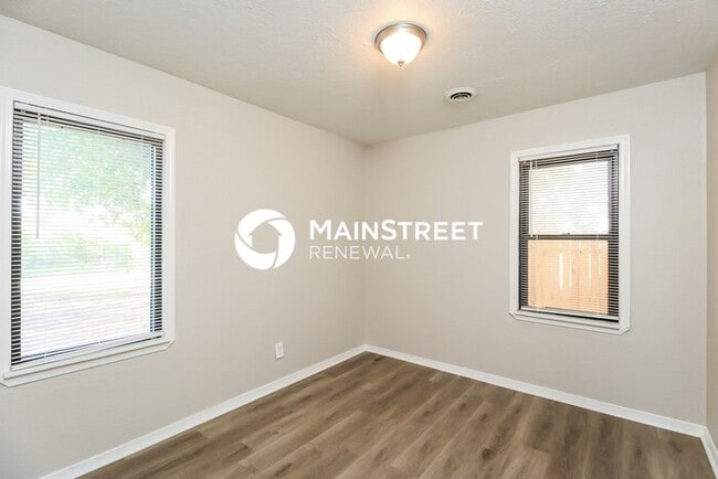 Building Photo - 4 Bedroom Pet-Friendly Home in MIDWEST CIT...