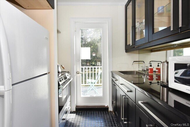 Building Photo - 3 Mill Pond Ln