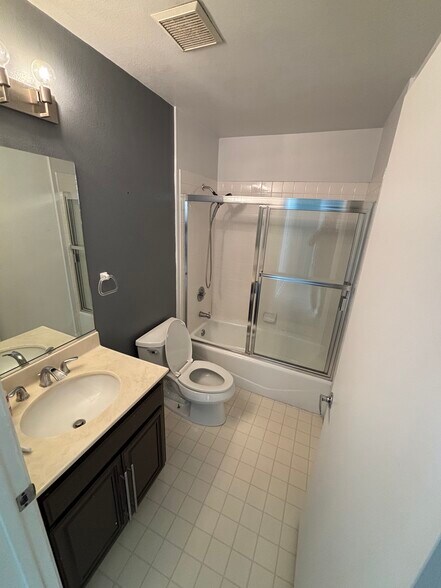 Building Photo - 111 S Oak Knoll Ave