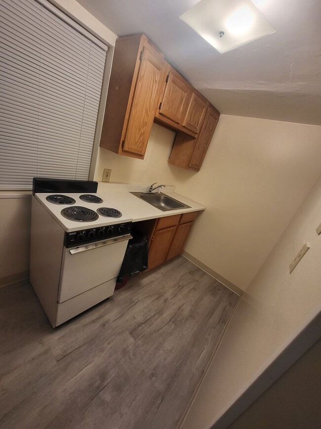 Building Photo - Clean, Well maintained ADU studio in town