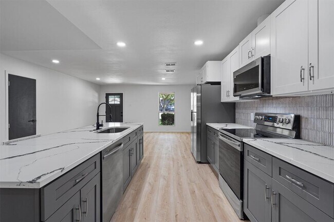 Building Photo - 1700 Deep Wood Dr