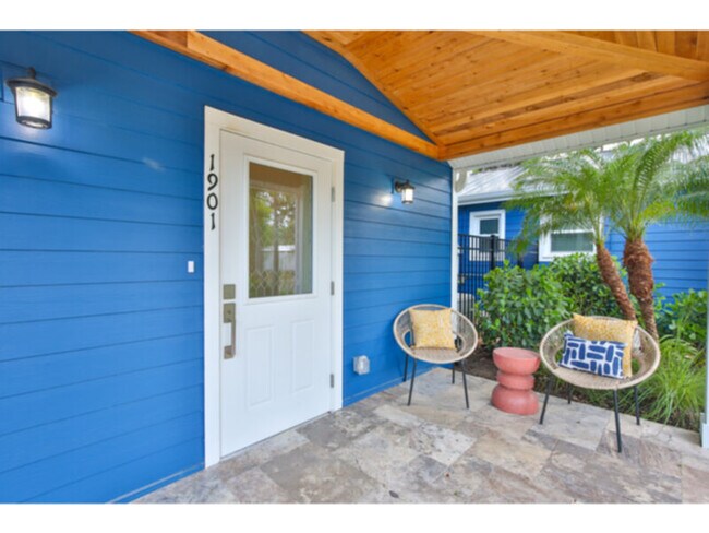 Building Photo - Completely renovated 4 bedroom cottage in Sarasota's historic district