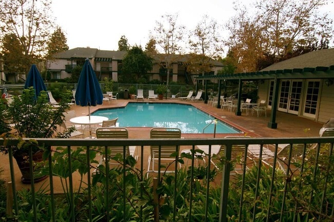 Building Photo - Beautiful Upgraded 2 Bed / 2 Bath 1 Story ...