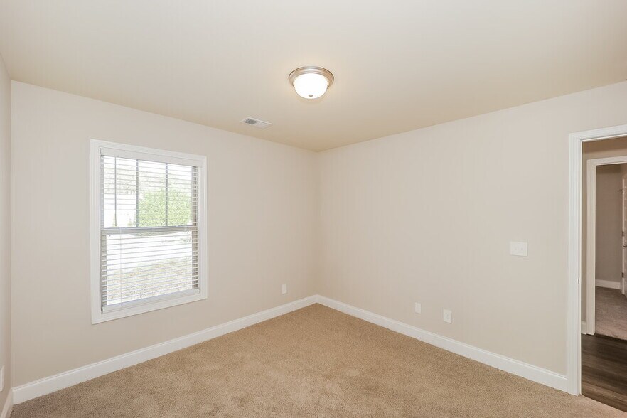 Building Photo - 425 Flowery Branch Ct