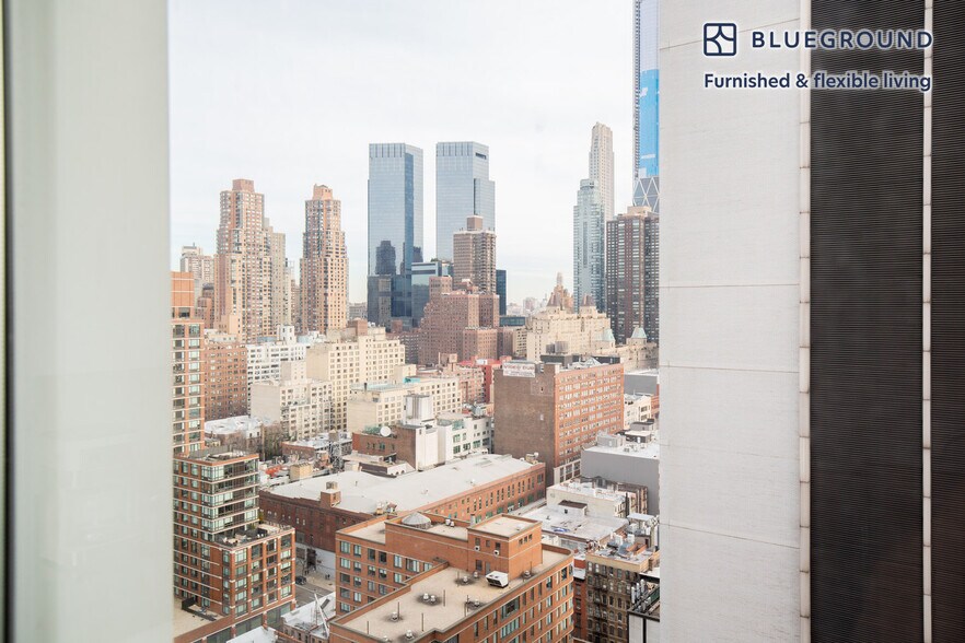 Building Photo - 550 W 54th St