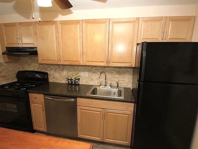 Building Photo - Rent reduced +10% odd 1st Month rent. Updated 1 bedroom condo in ideal North Reading / Andover Rt...
