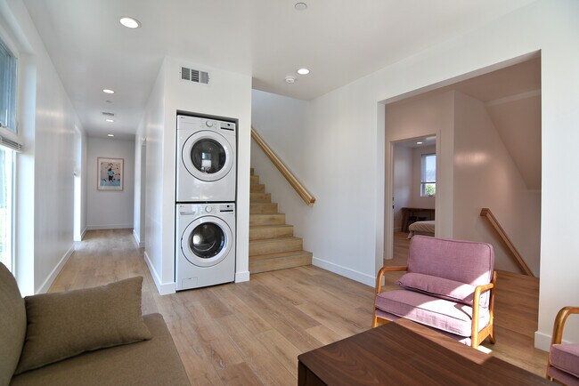 Building Photo - 2533 S Curson Ave