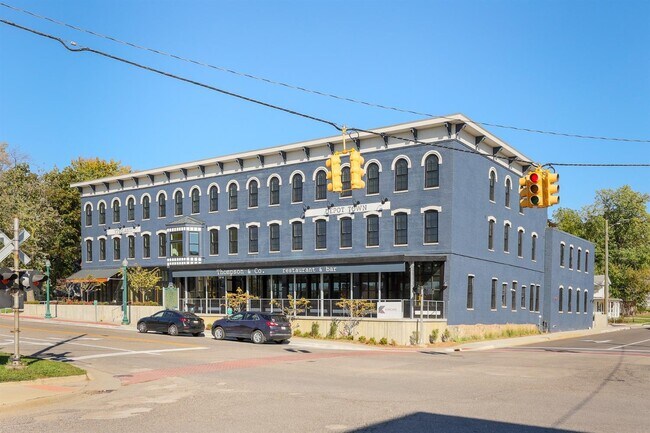 Building Photo - 400 N River St